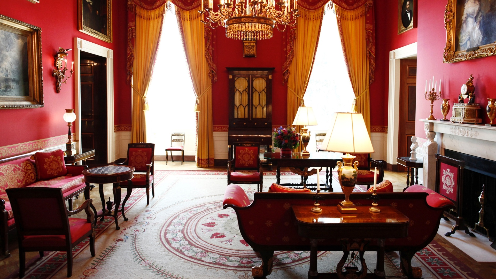 Assim como as Salas Verde e Azul, a Sala Vermelha é destinada para recepções menores e foi redecorada por Jacqueline Kennedy no começo dos anos 60. Oito cômodos da Casa Branca podem ser visitados pelo público (imagem do NYT, usar apenas no respectivo material) - Luke Sharrett/ The New York Times