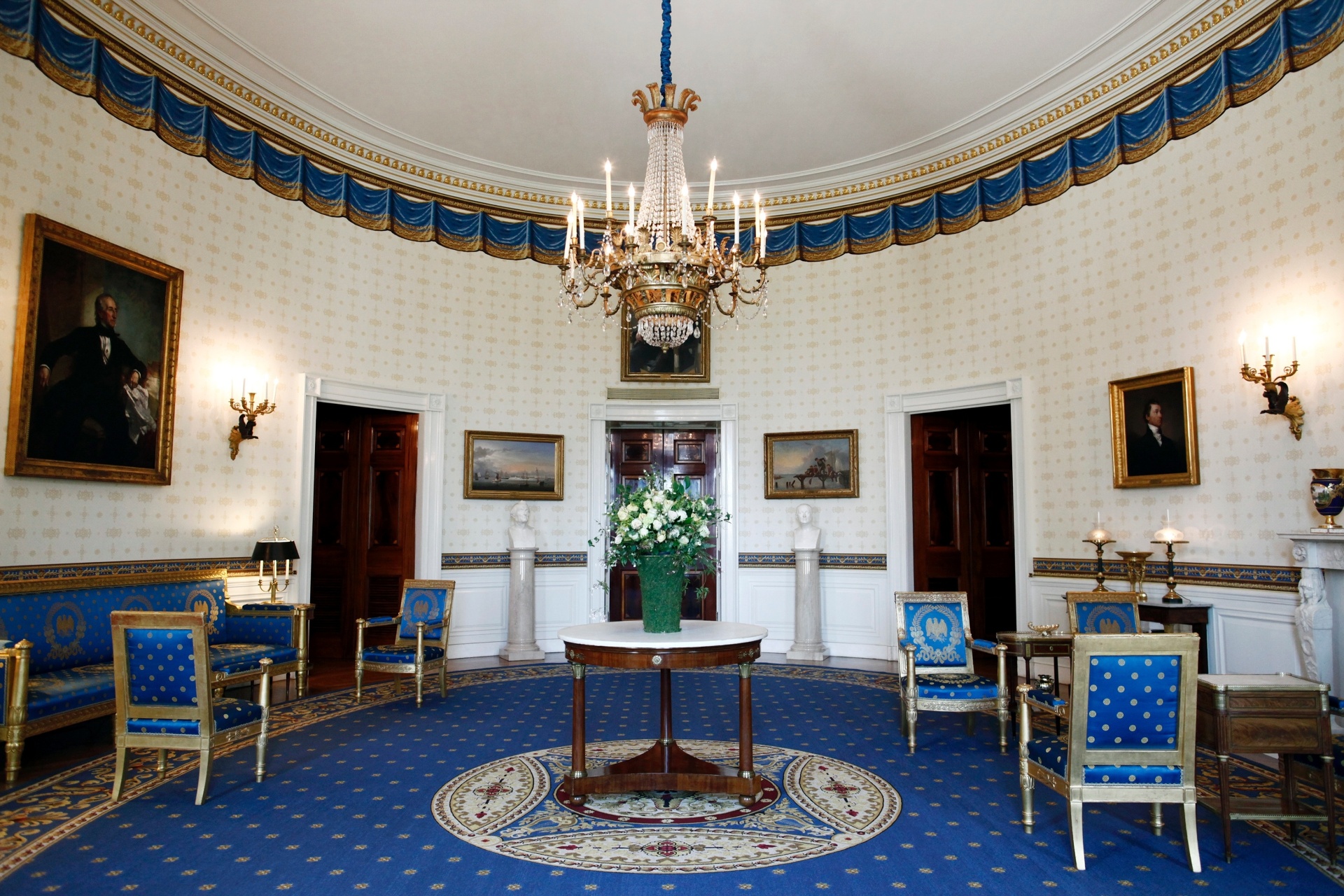 Assim como as Salas Verde e Vermelha, a Sala Azul é destinada para recepções menores e foi redecorada por Jacqueline Kennedy no começo dos anos 60. Oito cômodos da Casa Branca podem ser visitados pelo público (imagem do NYT, usar apenas no respectivo material) - Luke Sharrett/ The New York Times