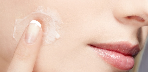Com fórmula hidratante, BB Cream pode ser usado diariamente antes da maquiagem - Thinkstock