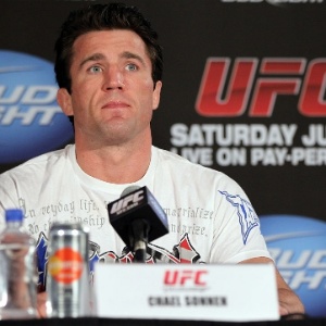 Chael Sonnen foi flagrado usando testosterona, mas foi absolvido por alegar necessidade médica para o uso da substância - undefined