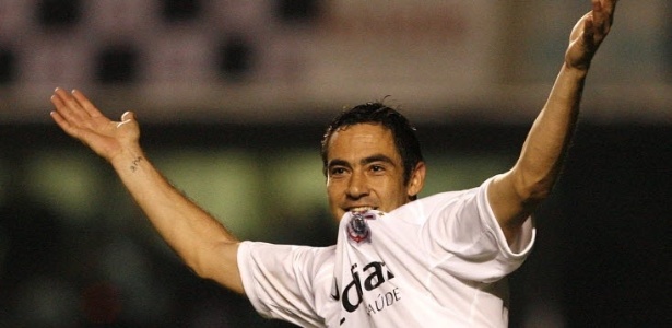Chicão comemora gol pelo Corinthians em 2008: reconstrução e títulos - Folhapress