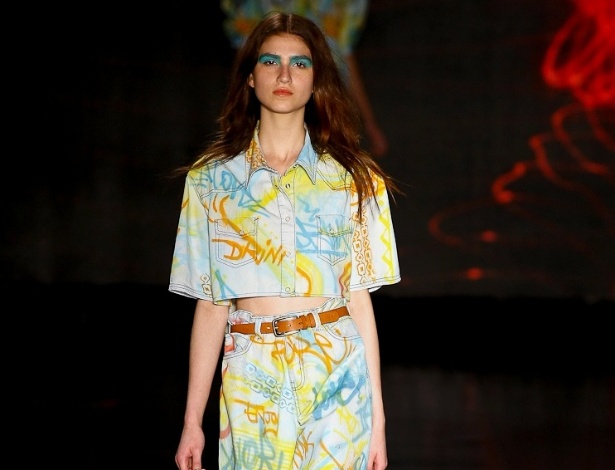 A Coca-Cola Clothing, que desfilou no Fashion Rio, combinou a estampa colorida de grafitti na camisa curtinha e na calça - Alexandre Schneider/UOL