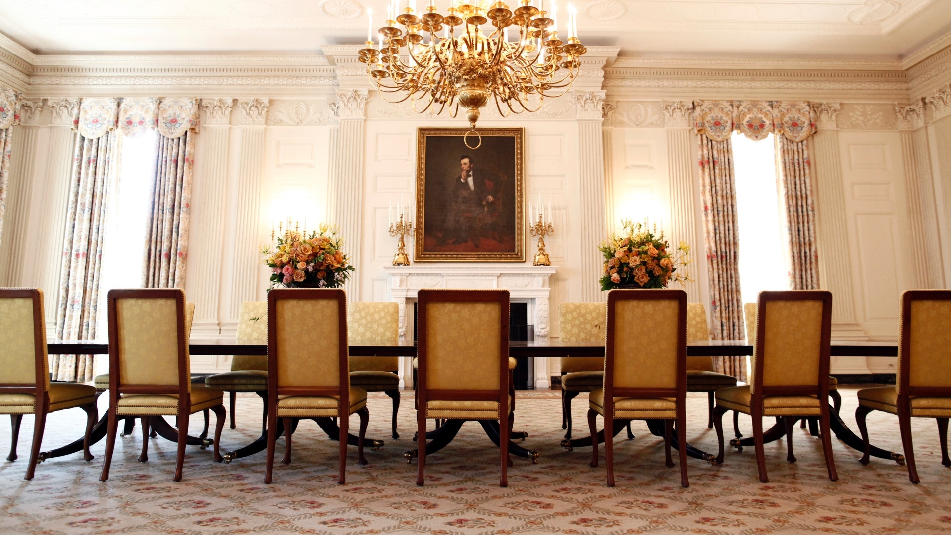 Entre as mais grandiosas salas abertas ao público, a Sala de Jantar do Estado, onde a porcelana presidencial é utilizada, exibe comedimento e modéstia na decoração. Oito cômodos da Casa Branca podem ser visitados pelo público (imagem do NYT, usar apenas no respectivo material) - Luke Sharrett/ The New York Times