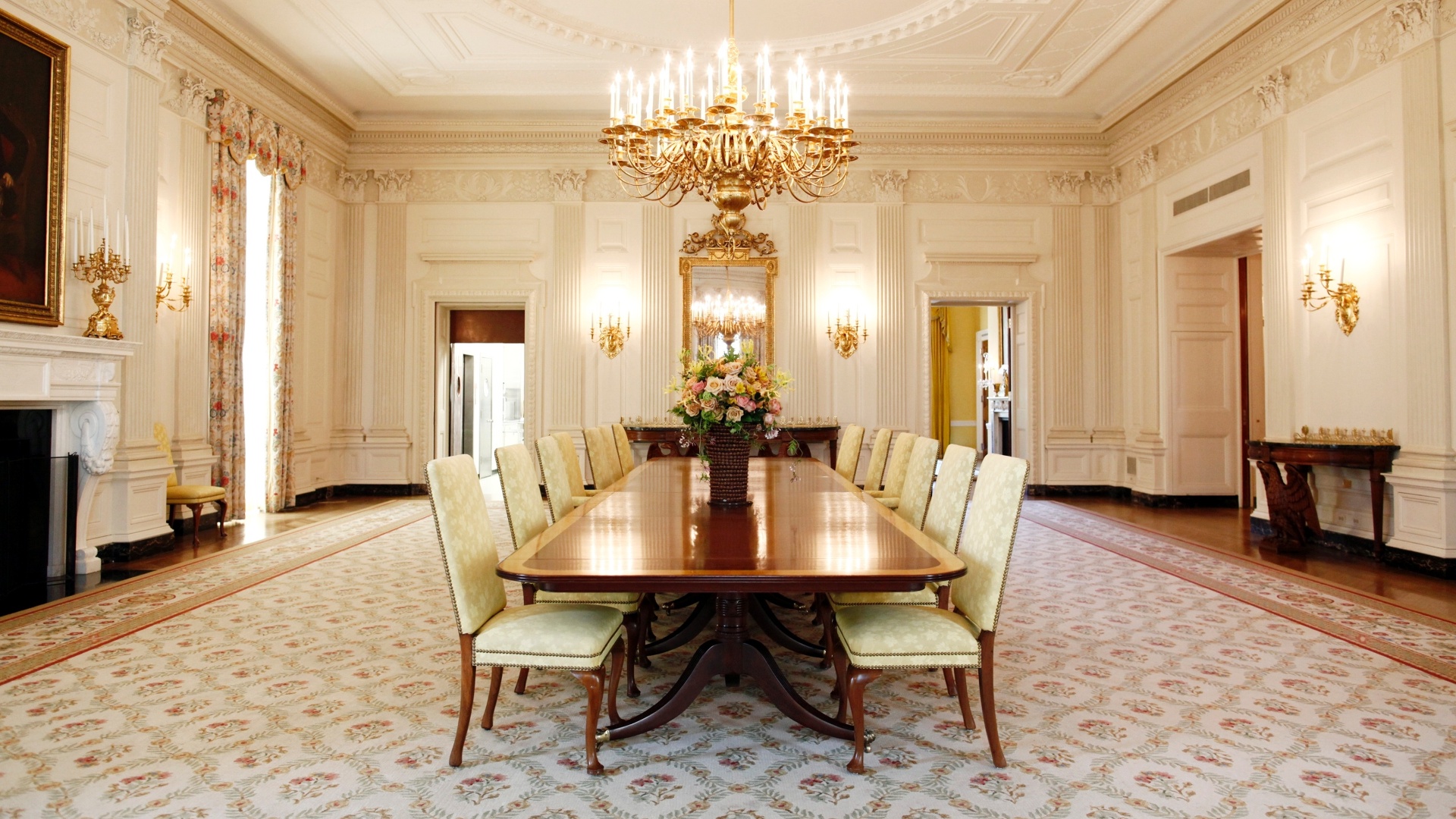 Entre as mais grandiosas salas abertas ao público, a Sala de Jantar do Estado, onde a porcelana presidencial é utilizada, exibe comedimento e modéstia na decoração. Oito cômodos da Casa Branca podem ser visitados pelo público (imagem do NYT, usar apenas no respectivo material) - Luke Sharrett/ The New York Times