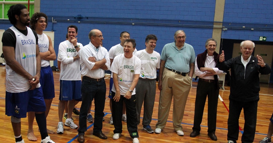 Jogadores da seleção brasileira recebem a visita dos campeões mundias de basquete durante treino