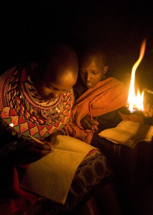 Para estudar, crianças recorrem a um castiçal improvisado -construído de vara- em Samburu, no Quênia; no país, menos de um em cada três habitantes tem acesso à rede elétrica - Tony Karumba/AFP 