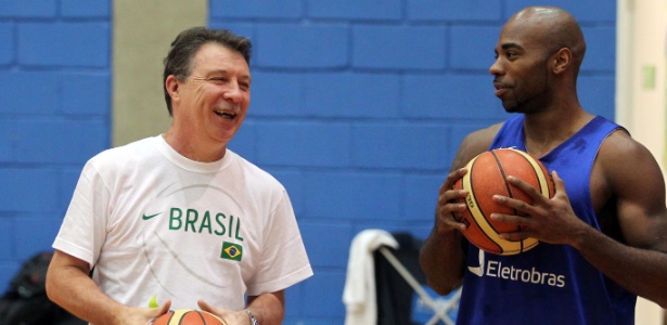 Técnico argentino conversa com Larry Taylor em treino da seleção brasileira