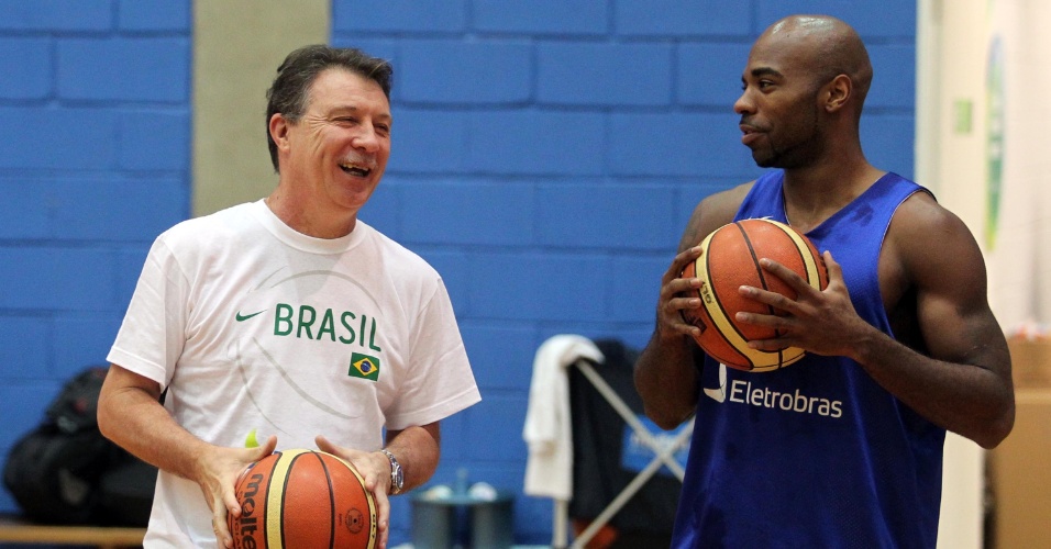 Rubén Magnano conversa com o armador Larry Taylor durante treino da seleção brasileira