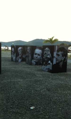 Um pouco da exposição de Walter Craveiro,  que registrou todas edições da Flip, que em 2012 completa 10 anos (2/7/12) - Divulgação/Facebook