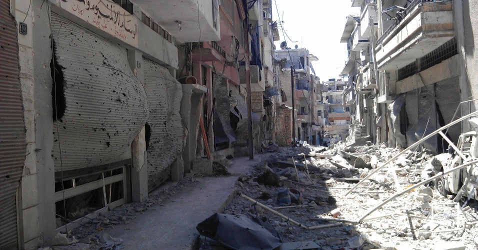 04.jul.2012 - Imagem de 3 de julho divulgada nesta quarta-feira (4) mostra edifícios do bairro Juret al-Joabe, em Homs, completamente destruídos