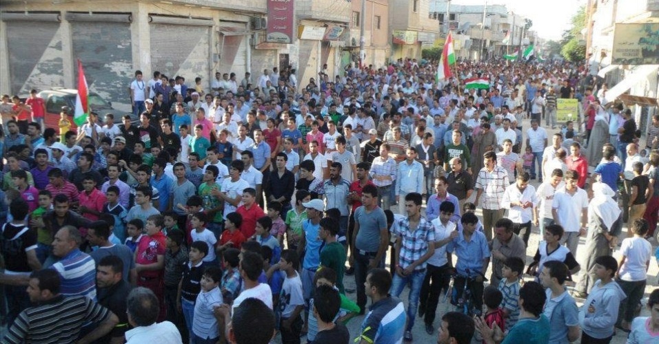 04.jul.2012 - Imagem de 3 de julho divulgada nesta quarta-feira (4) mostra manifestantes protestando contra o presidente sírio Bashar al-Assad em Kobani