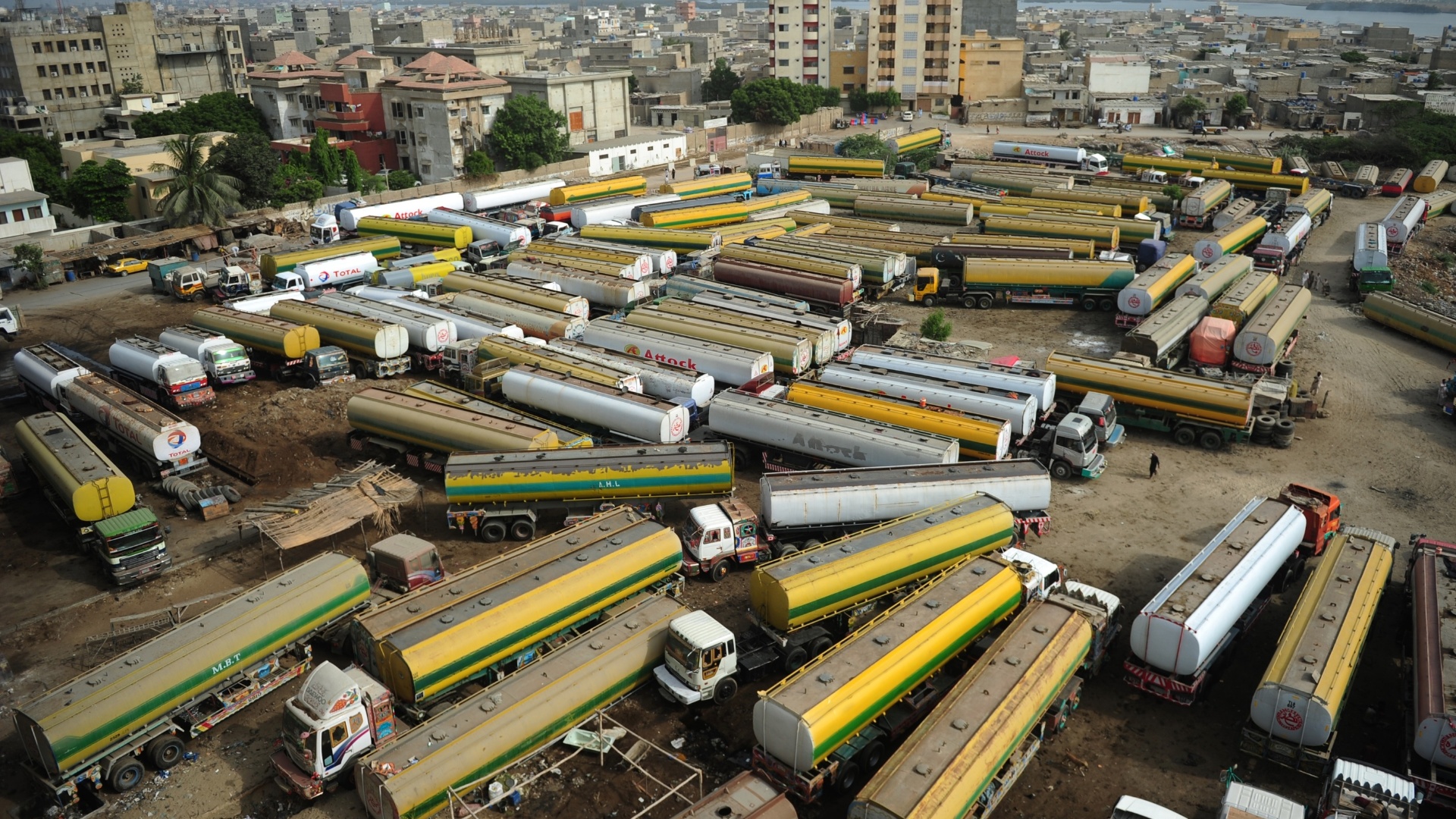4.jul.2012 - Caminhões usados para o transporte de combustível para as forças da Otan (Organização do Tratado do Atlântico Norte) no Afeganistão são vistos perto de terminais de petróleo no Paquistão - Asif Hassan/AFP