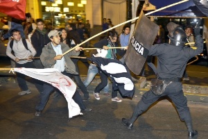 Contra a violência em Cajamarca, manifestantes em Lima, no Peru, entram em confronto com a polícia
