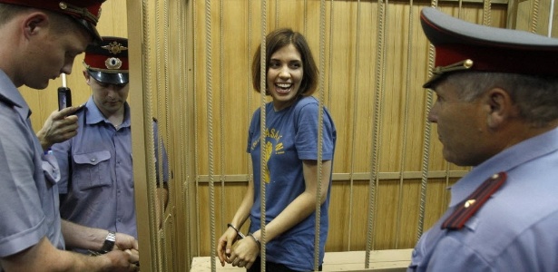 Nadezhda Tolokonnikova, integrante da banda punk Pussy Riot, acompanha enjaulada sua audiência em corte de Moscou - Sergei Karpukhin/Reuters 