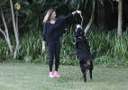 Bianca Rinaldi passeia com cão de estimação em parque, no Rio - AgNews