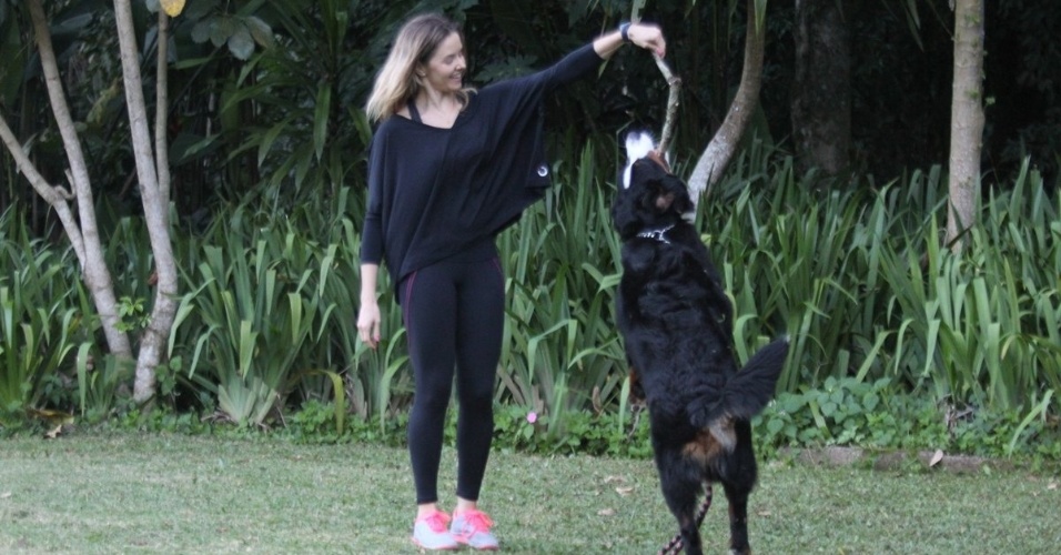 A atriz Bianca Rinaldi passeou com seu cachorro pela Barra da Tijuca, zona oeste do Rio (4/7/12). Bianca acaba de ser escalada para a próxima minissérie da Record