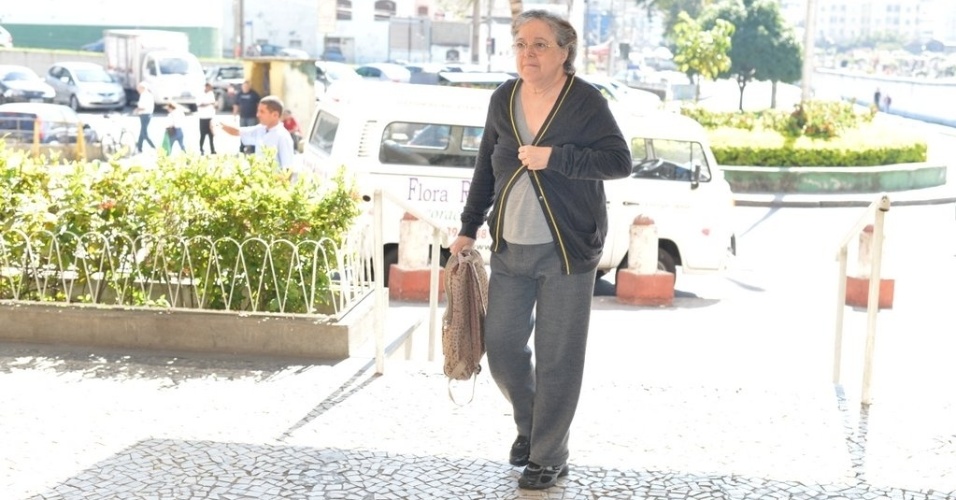 A atriz Camila Amado compareceu ao velório de Ivone Kassu, assessora pessoal de Roberto Carlos, no Cemitério São João Batista, zona sul do Rio (4/7/12). Ivone tinha 66 anos e sofreu uma parada cardíaca