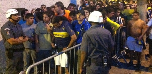 Acompanhados por policiais, torcedores do Boca começam a entrar no Pacaembu - Paulo  Passos/UOL
