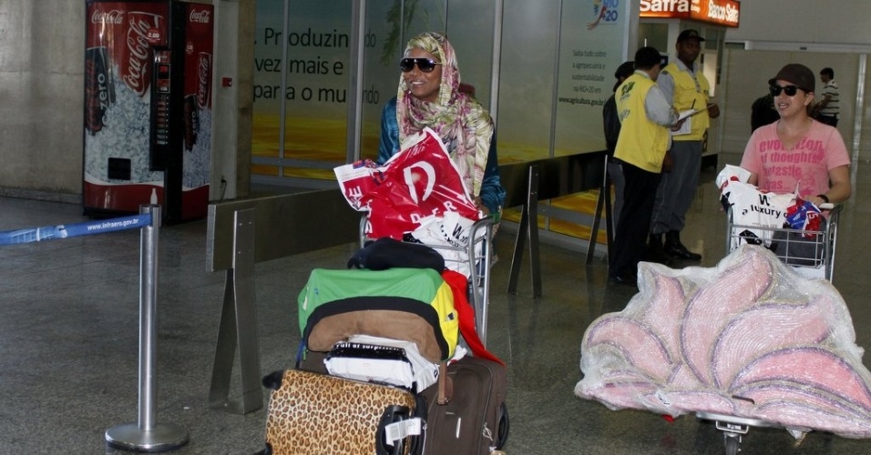 Adriana Bombom desembarcou no aeroporto do Galeão, zona norte do Rio, usando um véu (4/7/12)