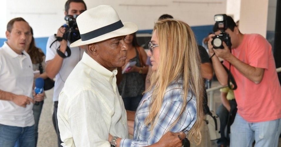 Antonio Pitanga e Rosemary compareceram ao velório de Ivone Kassu, no Rio (4/7/12)