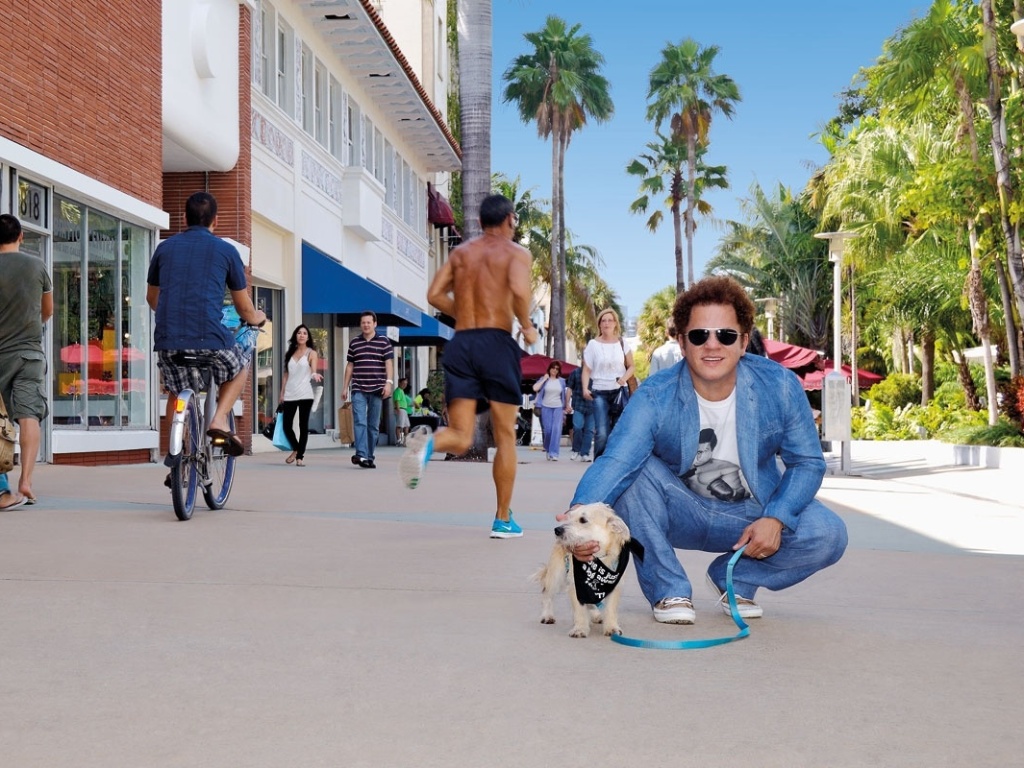 Artista Romero Britto posa para foto na Lincoln Road, em Miami - Divulgação