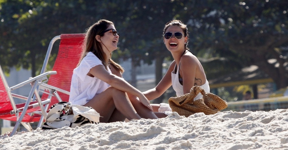As atrizes Isis Valverde e Bárbara Borges aproveitaram a quarta e foram à praia da Barra da Tijuca, zona oeste do Rio (4/7/12). Isis está no ar em "Avenida Brasil". Ela interpreta a periguete Suelen