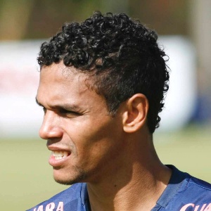 Fabinho teve atuação no treino aprovada por Celso Roth e deve iniciar o jogo com Bahia no domingo - Washington Alves/Vipcomm