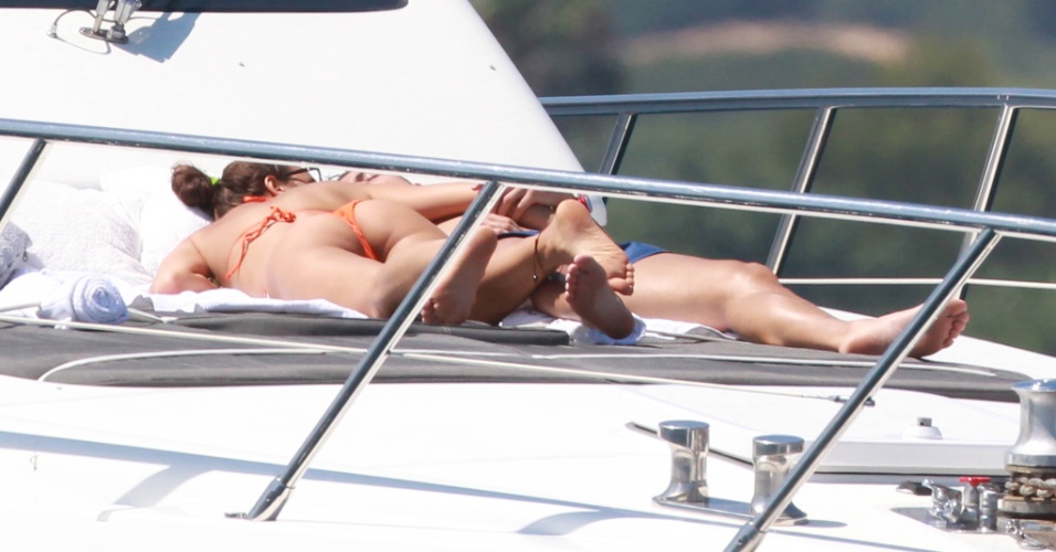 Cristiano Ronaldo curte férias com a namorada Irina Shayk, em Saint Tropez, litoral da França (4/7/12)