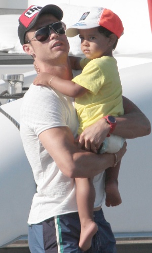 Cristiano Ronaldo curte férias com o filho em Saint Tropez, litoral da França (4/7/12)