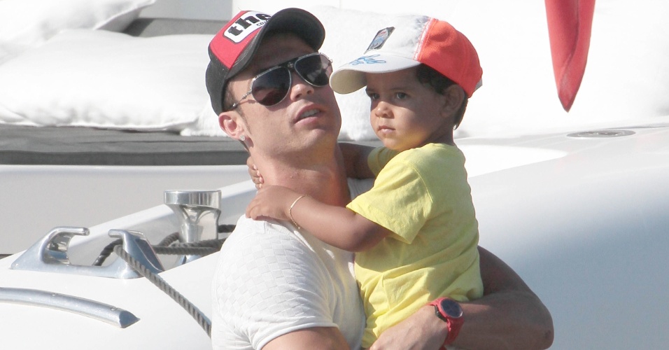 Cristiano Ronaldo curte férias com o filho em Saint Tropez, litoral da França (4/7/12)