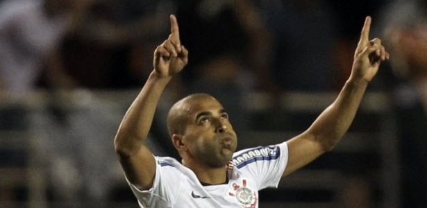 Emerson Sheik comemora um de seus gols na partida contra o Boca Juniors - Antonio Lacerda/EFE