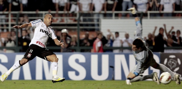 Os gols de Emerson contra o Boca em 2012 foram lembrados pelos argentinos - AFP