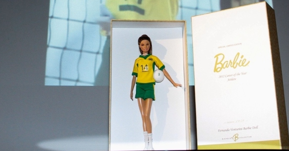Figurino da boneca é inspirado no uniforme usado pela levantadora na seleção brasileira