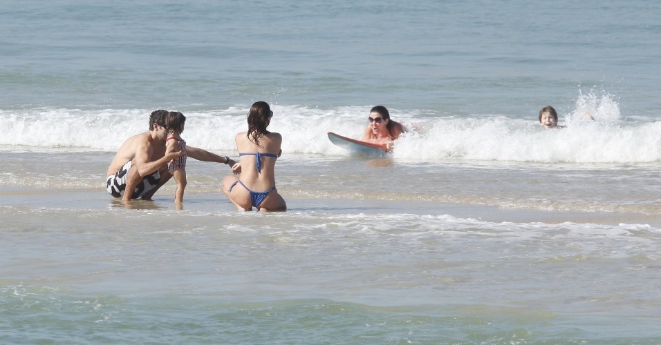 Giovanna Antonelli curte praia com a família no Rio de Janeiro (4/7/12)