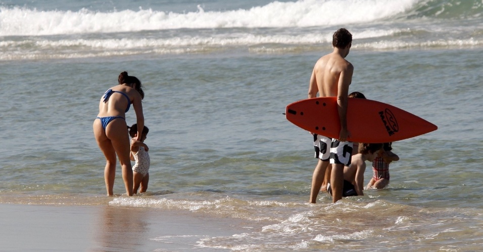 Giovanna Antonelli curte praia com a família no Rio de Janeiro (4/7/12)
