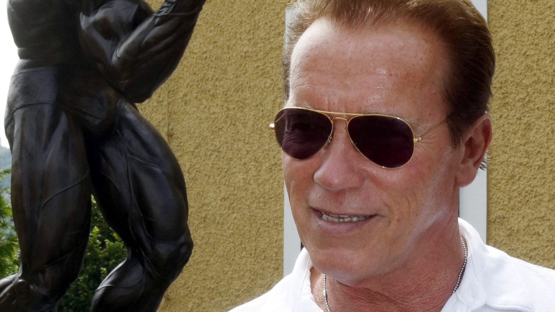 O ator Arnold Schwarzenneger visita museu na Áustria, sua cidade natal, em sua homenagem. Atrás do ator, escultura da época em que era fisiculturista (4/7/12) - EFE/Markus Leodolter