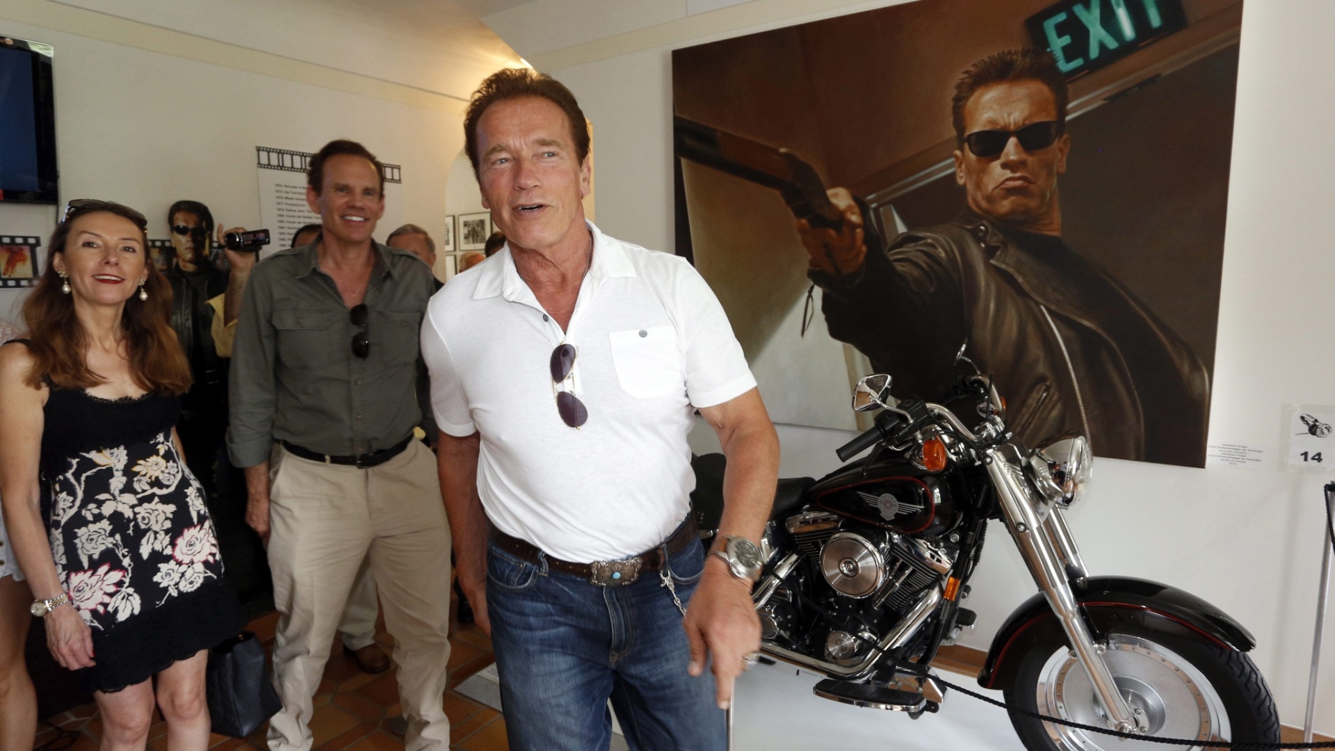 O ator Arnold Schwarzenneger visita museu na Áustria, sua cidade natal, em sua homenagem. Atrás do ator, pôster e moto usada em "Exterminador do Futuro" (4/7/12) - EFE/Markus Leodolter