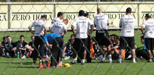 Luxemburgo aproveitou segundo dia de treinos para conversar com os jogadores - Carmelito Bifano/UOL Esporte