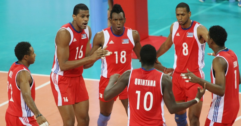 Jogadores de Cuba comemoram após um ponto no confronto com o Brasil