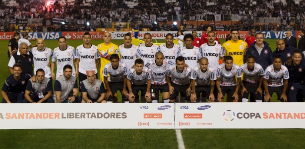 Jogadores do Corinthians posam antes do início da decisão da Libertadores contra o Boca Juniors