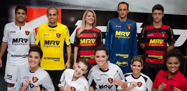 Jogadores rubro-negros e modelos posam para fotos com os novos uniformes do Sport - Site oficial do Sport