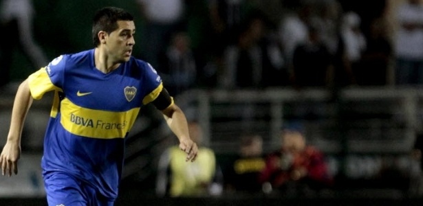 Juan Román Riquelme domina a bola e tenta levar o Boca Juniors ao ataque - AFP