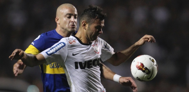 Leandro Castán protege a bola de Santiago "El Tanque" Silva, do Boca, na final - Nacho Doce/Reuters