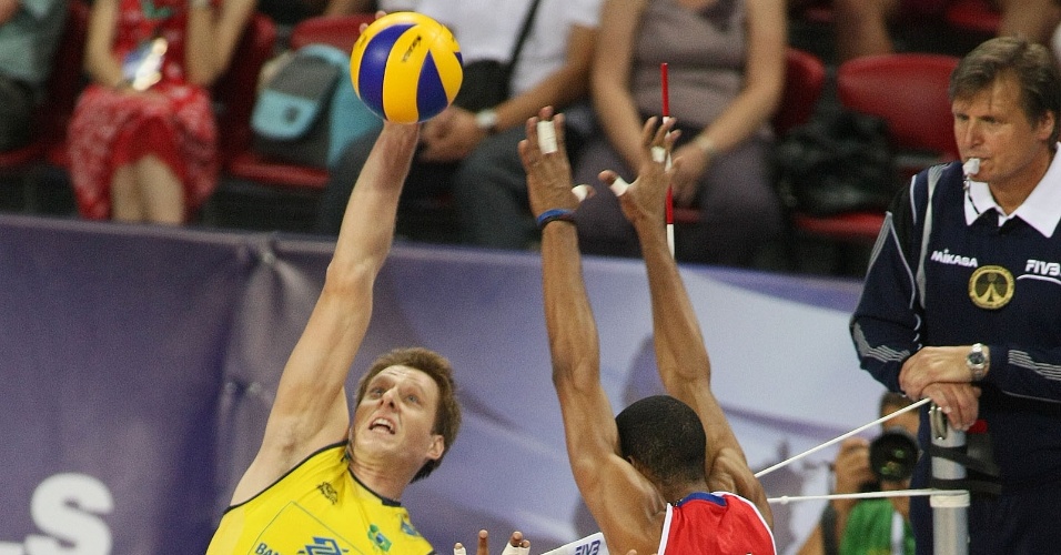 Murilo se estica para tentar pontuar pelo Brasil; seleção sofreu com a juventude de Cuba e perdeu