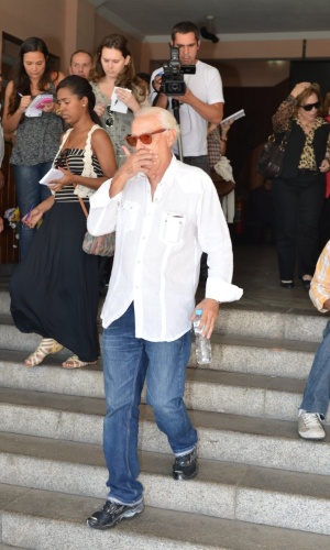 O ator Ney Latorraca compareceu ao velório de Ivone Kassu, assessora pessoal de Roberto Carlos, no Cemitério São João Batista, zona sul do Rio (4/7/12). Ivone tinha 66 anos e sofreu uma parada cardíaca 