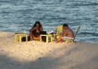 Marcelo Falcão bebe vinho em praia do Rio - Foto Rio News
