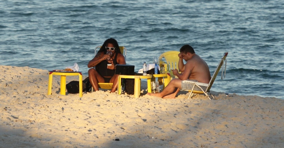 O cantor Marcelo Falcão curtiu a praia da Reserva, zona oeste do Rio (4/7/12). Falcão estava acompanhado de um amigo e aproveitou para beber vinho