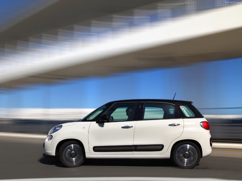 O mais completo ainda pode ter ar-condicionado bizona, tela touch screen de 5 polegadas, rádio MP3 com Bluetooth e USB e teto solar - Divulgação