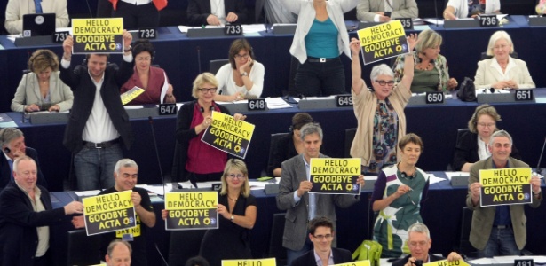 Parlamentares comemoraram a rejeição do projeto do ACTA - AP Photo/Christian Lutz
