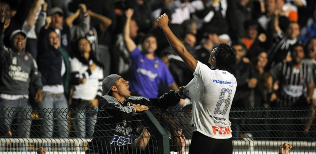 Gol de Paulinho contra o Vasco lidera pesquisa feita pelo Corinthians - Nelson Almeida/AFP